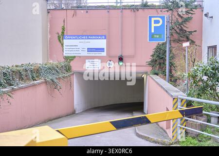 Entrée avec barrière à un parking public, parking souterrain, avec mur rose et panneaux, à Erfurt, Thuringe, Allemagne Banque D'Images