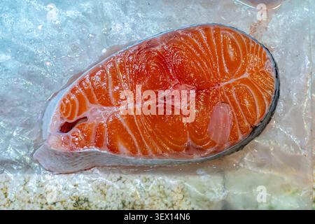 steak de saumon frais cru de couleur orange vif avec marbrure blanche distincte, suggérant une teneur élevée en gras. Marché humide de Bowrington, Hong Kong, Asie Banque D'Images