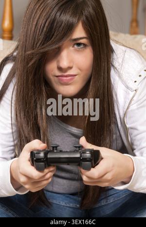 Jeune femme se concentrant les jeux vidéo close-up sur le canapé à la maison Banque D'Images