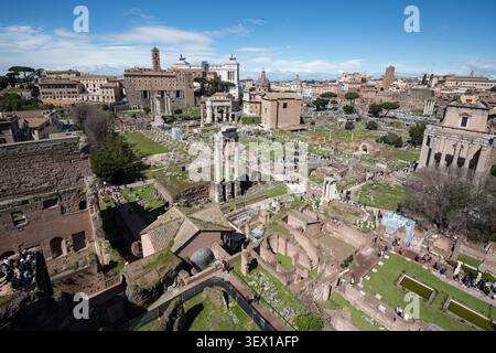 ROME, ITALIE - 26 mars 2026 : vue panoramique en grand angle des ruines antiques du Forum Romanum rempli de touristes, avec l'Arc de Septimius Seve Banque D'Images