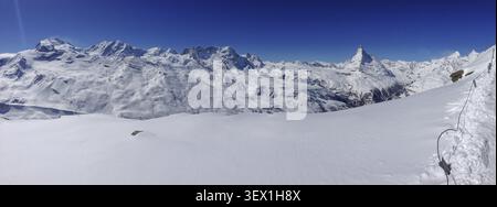 Vue panoramique de Matterhorn depuis ?Sunegga ? station devant un ciel bleu Banque D'Images