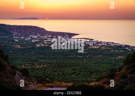 Vue en angle élevé de la côte de Crète autour de Milatos Beach au coucher du soleil Banque D'Images