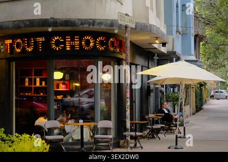 Mexico City, CDMX, Mexique - 18 janvier 2026 : place en plein air au tout chocolat Cafe sur Tree Blined Street Banque D'Images