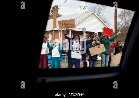Les gens bordent la route du cortège alors que le président Barack Obama se rend à l'usine de fabrication de camions de Mount Holly à Charlotte, N.C, le 7 mars 2012. (Photo officielle de la Maison Blanche par Pete Souza) cette photo officielle de la Maison Blanche est disponible uniquement pour publication par des organismes de presse et/ou pour usage personnel impression par le(s) sujet(s) de la photographie. La photographie ne peut être manipulée en aucune façon et ne peut pas être utilisée dans des documents commerciaux ou politiques, des publicités, des courriels, des produits, des promotions qui suggèrent de quelque manière que ce soit l'approbation ou l'approbation du Président, le premier Fa Banque D'Images