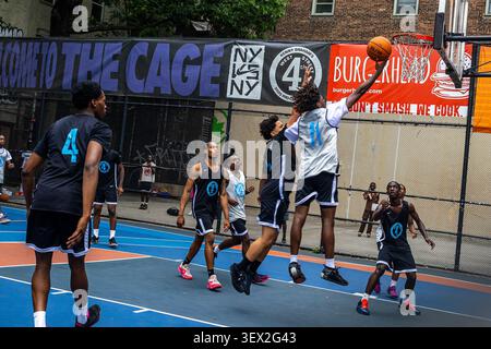 West 4th Street basketball, New York City, jeunes adultes jouant au basket-ball sur les courts de West Fourth Street à Manhattan, New York Banque D'Images