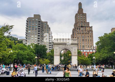 Washington Square Park, New York City, avec une arche et des foules sous un ciel nuageux d'été à Manhattan NYC Banque D'Images