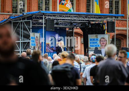 Berlin, Berlin, Allemagne. 29 juin 2026. Des partisans assistent à un rassemblement de campagne électorale du parti d'extrême droite Alternative pour l'Allemagne (AFD) à Alexanderplatz à Berlin, en Allemagne, le 30 juin 2026. L'événement a attiré des contre-manifestants protestant contre le parti, la police déployée pour séparer les deux groupes et maintenir la sécurité pendant le (crédit image : © Abdelrahman Alkahlout/ZUMA Press Wire) USAGE ÉDITORIAL SEULEMENT ! Non destiné à UN USAGE commercial ! Banque D'Images