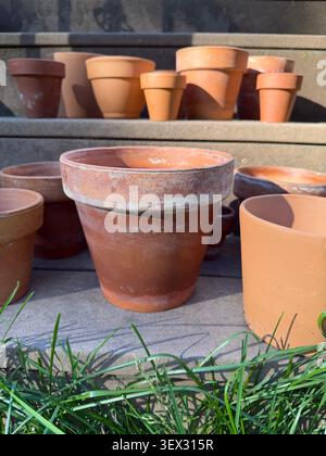 Pots en terre cuite avec dépôts minéraux disposés sur des marches extérieures. Banque D'Images