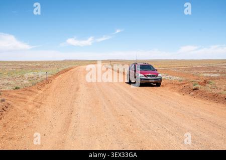 Véhicule à quatre roues motrices sur une route isolée non goudronnée de l'Outback près de Coober Pedy, Australie méridionale, Australie. Banque D'Images