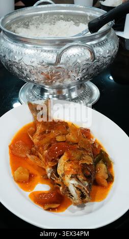 Poisson entier braisé à la sauce tomate avec bol à riz en métal argenté ensemble de repas thaïlandais Banque D'Images