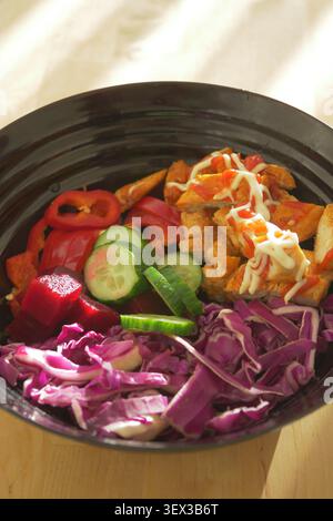 Saladier frais avec légumes mélangés et morceaux de poulet Banque D'Images