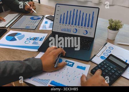 business advisor graphiques de rapport financier sur ordinateur portable, tablette et documents imprimés avec calculatrice, analyse des données comptables, les chiffres budgétaires et busine Banque D'Images