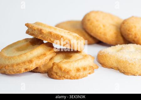 Biscuits au beurre danois sur un fond blanc. Gros plan. Banque D'Images
