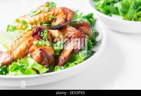 Ailes de poulet frites aux herbes. Gros plan. Banque D'Images