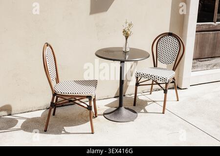 Table extérieure et ensemble de chaises, espace salon de restaurant ou de café dans la rue de style vintage publique Banque D'Images
