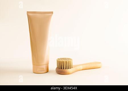 Minimaliste Beauty Essentials : tube de soin de la peau et brosse en bois sur fond neutre Banque D'Images