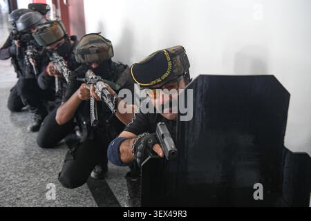 Srinagar, Jammu-et-Cachemire, Inde. 30 juin 2026. Le personnel du Groupe d’opérations spéciales (SOG) du Jammu-et-Cachemire prend position lors d’un exercice de sécurité simulé avant le pèlerinage hindou annuel au sanctuaire de la grotte Amarnath à Srinagar, mardi 30 juin 2026. (Crédit image : © Basit Zargar/ZUMA Press Wire) USAGE ÉDITORIAL SEULEMENT ! Non destiné à UN USAGE commercial ! Crédit : ZUMA Press, Inc/Alamy Live News Banque D'Images