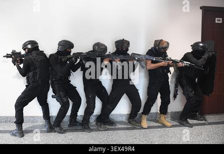 Srinagar, Jammu-et-Cachemire, Inde. 30 juin 2026. Le personnel du Groupe d’opérations spéciales (SOG) du Jammu-et-Cachemire prend position lors d’un exercice de sécurité simulé avant le pèlerinage hindou annuel au sanctuaire de la grotte Amarnath à Srinagar, mardi 30 juin 2026. (Crédit image : © Basit Zargar/ZUMA Press Wire) USAGE ÉDITORIAL SEULEMENT ! Non destiné à UN USAGE commercial ! Crédit : ZUMA Press, Inc/Alamy Live News Banque D'Images