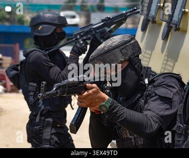 Srinagar, Jammu-et-Cachemire, Inde. 30 juin 2026. Le personnel du Groupe d’opérations spéciales (SOG) du Jammu-et-Cachemire prend position lors d’un exercice de sécurité simulé avant le pèlerinage hindou annuel au sanctuaire de la grotte Amarnath à Srinagar, mardi 30 juin 2026. (Crédit image : © Basit Zargar/ZUMA Press Wire) USAGE ÉDITORIAL SEULEMENT ! Non destiné à UN USAGE commercial ! Crédit : ZUMA Press, Inc/Alamy Live News Banque D'Images