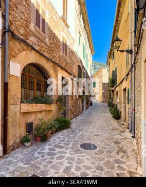Étroite rue de village avec des fleurs à Valldemossa à Majorque, Espagne Banque D'Images