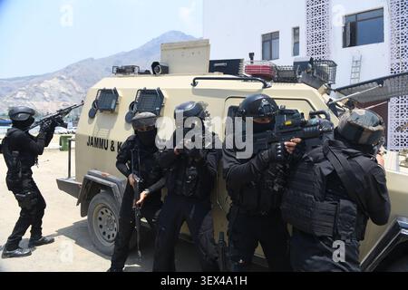 Srinagar, Jammu-et-Cachemire, Inde. 30 juin 2026. Le personnel du Groupe d’opérations spéciales (SOG) du Jammu-et-Cachemire prend position lors d’un exercice de sécurité simulé avant le pèlerinage hindou annuel au sanctuaire de la grotte Amarnath à Srinagar, mardi 30 juin 2026. (Crédit image : © Basit Zargar/ZUMA Press Wire) USAGE ÉDITORIAL SEULEMENT ! Non destiné à UN USAGE commercial ! Crédit : ZUMA Press, Inc/Alamy Live News Banque D'Images