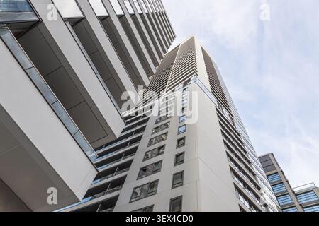 Vue en angle bas des immeubles résidentiels de grande hauteur Banque D'Images