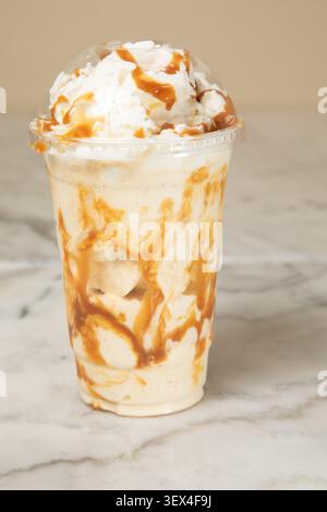 Des crêpes sucrées sont servies avec du caramel et de la crème chantilly au dessus. Banque D'Images
