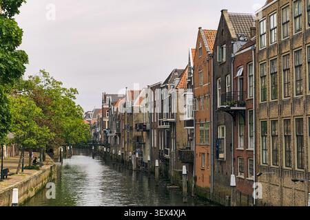 Canal historique et architecture traditionnelle à Dordrecht pays-Bas un charmant paysage urbain européen avec de vieux bâtiments bordant la voie navigable. Banque D'Images
