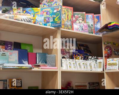 Kiev, Ukraine - 21 mars 2026 : variété de puzzles et de cahiers affichés sur les étagères des magasins reflétant un inventaire organisé de cadeaux pour les enfants et Banque D'Images