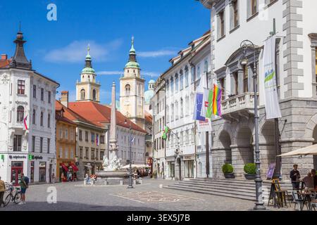 La mairie et la fontaine Robba se trouvent sous les tours distantes de la cathédrale à Ljubljana, Slovénie Banque D'Images