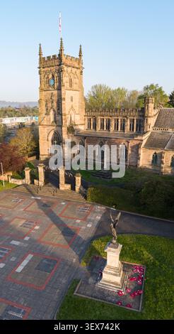 Vue par drone de l'église St Mary et All Saints et du mémorial de guerre à Kidderminster, Worcestershire, Angleterre pendant la chaude lumière du matin. Banque D'Images