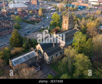 Vue aérienne matinale de l'église St Mary et de la rocade de la ville à Kidderminster Banque D'Images