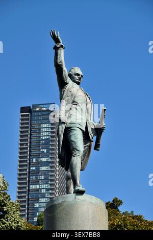 Australie, Nouvelle-Galles du Sud, Sydney, Hyde Park, statue en bronze du capitaine James Cook créée par le sculpteur Thomas Woolner et dévoilée en 1879, avec un bâtiment contemporain en arrière-plan Banque D'Images