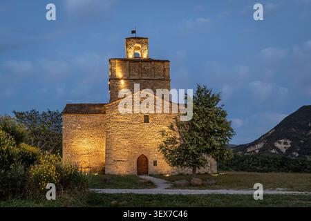 France, Drôme, Drôme Provençale, Comps, église romane Saint-Pierre et Saint-Paul du XIIe siècle, avec au centre une imposante tour carrée surmontée d'un petit clocher Banque D'Images