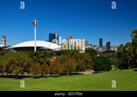 Australie, Australie méridionale, Adélaïde, Adélaïde Nord, vue depuis Montefiore Hill et Light’s Vision sur le stade Adelaide Oval et les bâtiments du centre-ville Banque D'Images