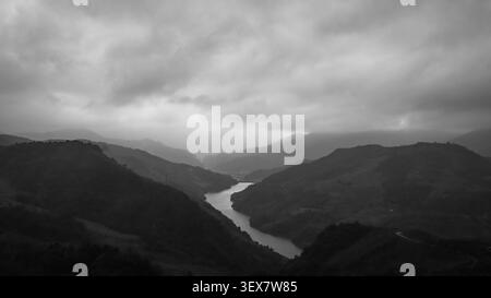 Vue monochrome épique de la rivière Nho que et ma Pi Leng Canyon Ha Giang Vietnam Banque D'Images