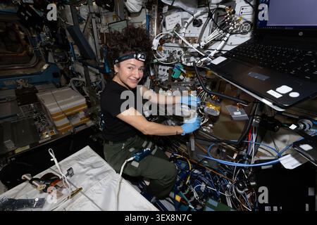 L'astronaute de la NASA Jessica Meir modernise l'installation de recherche quantique du Cold Atom Laboratory à bord de la Station spatiale internationale Banque D'Images