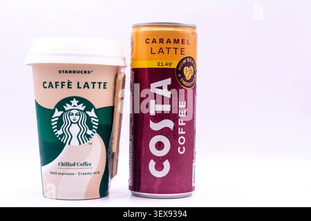 Londres, Royaume-Uni, 24 juin 2026 :- Une vue d'Un Costa Caramel Latte et Starbucks Caffe Latte réfrigéré, café réfrigéré, contre un dos blanc Banque D'Images