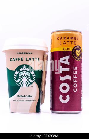 Londres, Royaume-Uni, 24 juin 2026 :- Une vue d'Un Costa Caramel Latte et Starbucks Caffe Latte réfrigéré, café réfrigéré, contre un dos blanc Banque D'Images
