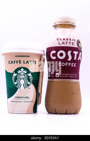 Londres, Royaume-Uni, 24 juin 2026 :- Une vue d'Un Costa et Starbucks Latte réfrigéré, café réfrigéré, sur un fond blanc Banque D'Images