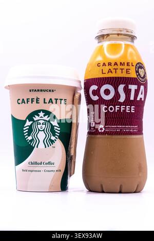 Londres, Royaume-Uni, 24 juin 2026 :- Une vue d'Un Costa Caramel Latte et Starbucks Caffe Latte réfrigéré, café réfrigéré, contre un dos blanc Banque D'Images