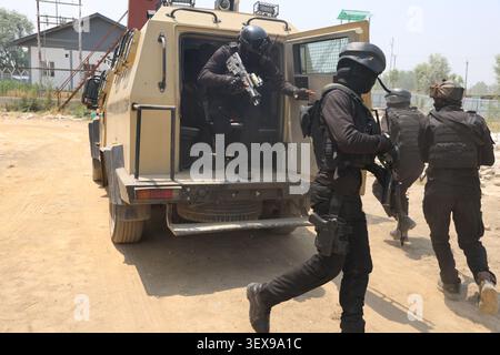 SRINAGAR, INDE - JUIN 30 : le personnel du Groupe d'opérations spéciales (SOG) de la police du Jammu-et-Cachemire prend part à un exercice simulé avant le pèlerinage hindou annuel Amarnath Yatra le 30 juin 2026 dans la banlieue de Srinagar, en Inde. Le pèlerinage annuel de 57 jours au sanctuaire grotte Amarnath de 3 880 mètres de haut devrait commencer le 3 juillet à partir de deux itinéraires, le traditionnel chemin Nunwan-Pahalgam de 48 km dans le district d'Anantnag et le chemin Baltal de 14 km plus court mais plus raide dans le district de Ganderbal. Le premier groupe de pèlerins partira de Bhagwati Nagar Yatri Niwas à Jammu le 2 juillet. (Photo de Waseem et Banque D'Images