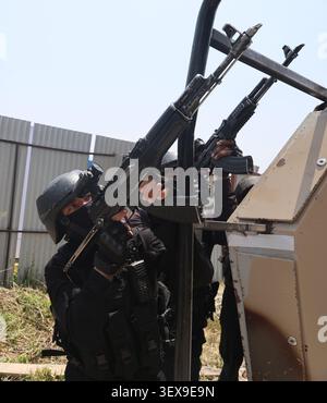 SRINAGAR, INDE - JUIN 30 : le personnel du Groupe d'opérations spéciales (SOG) de la police du Jammu-et-Cachemire prend part à un exercice simulé avant le pèlerinage hindou annuel Amarnath Yatra le 30 juin 2026 dans la banlieue de Srinagar, en Inde. Le pèlerinage annuel de 57 jours au sanctuaire grotte Amarnath de 3 880 mètres de haut devrait commencer le 3 juillet à partir de deux itinéraires, le traditionnel chemin Nunwan-Pahalgam de 48 km dans le district d'Anantnag et le chemin Baltal de 14 km plus court mais plus raide dans le district de Ganderbal. Le premier groupe de pèlerins partira de Bhagwati Nagar Yatri Niwas à Jammu le 2 juillet. (Photo de Waseem et Banque D'Images