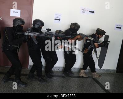 SRINAGAR, INDE - JUIN 30 : le personnel du Groupe d'opérations spéciales (SOG) de la police du Jammu-et-Cachemire prend part à un exercice simulé avant le pèlerinage hindou annuel Amarnath Yatra le 30 juin 2026 dans la banlieue de Srinagar, en Inde. Le pèlerinage annuel de 57 jours au sanctuaire grotte Amarnath de 3 880 mètres de haut devrait commencer le 3 juillet à partir de deux itinéraires, le traditionnel chemin Nunwan-Pahalgam de 48 km dans le district d'Anantnag et le chemin Baltal de 14 km plus court mais plus raide dans le district de Ganderbal. Le premier groupe de pèlerins partira de Bhagwati Nagar Yatri Niwas à Jammu le 2 juillet. (Photo de Waseem et Banque D'Images
