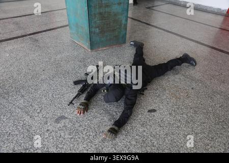 SRINAGAR, INDE - JUIN 30 : le personnel du Groupe d'opérations spéciales (SOG) de la police du Jammu-et-Cachemire prend part à un exercice simulé avant le pèlerinage hindou annuel Amarnath Yatra le 30 juin 2026 dans la banlieue de Srinagar, en Inde. Le pèlerinage annuel de 57 jours au sanctuaire grotte Amarnath de 3 880 mètres de haut devrait commencer le 3 juillet à partir de deux itinéraires, le traditionnel chemin Nunwan-Pahalgam de 48 km dans le district d'Anantnag et le chemin Baltal de 14 km plus court mais plus raide dans le district de Ganderbal. Le premier groupe de pèlerins partira de Bhagwati Nagar Yatri Niwas à Jammu le 2 juillet. (Photo de Waseem et Banque D'Images