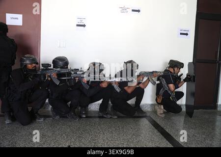 SRINAGAR, INDE - JUIN 30 : le personnel du Groupe d'opérations spéciales (SOG) de la police du Jammu-et-Cachemire prend part à un exercice simulé avant le pèlerinage hindou annuel Amarnath Yatra le 30 juin 2026 dans la banlieue de Srinagar, en Inde. Le pèlerinage annuel de 57 jours au sanctuaire grotte Amarnath de 3 880 mètres de haut devrait commencer le 3 juillet à partir de deux itinéraires, le traditionnel chemin Nunwan-Pahalgam de 48 km dans le district d'Anantnag et le chemin Baltal de 14 km plus court mais plus raide dans le district de Ganderbal. Le premier groupe de pèlerins partira de Bhagwati Nagar Yatri Niwas à Jammu le 2 juillet. (Photo de Waseem et Banque D'Images