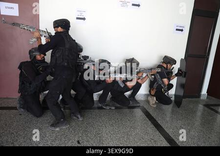SRINAGAR, INDE - JUIN 30 : le personnel du Groupe d'opérations spéciales (SOG) de la police du Jammu-et-Cachemire prend part à un exercice simulé avant le pèlerinage hindou annuel Amarnath Yatra le 30 juin 2026 dans la banlieue de Srinagar, en Inde. Le pèlerinage annuel de 57 jours au sanctuaire grotte Amarnath de 3 880 mètres de haut devrait commencer le 3 juillet à partir de deux itinéraires, le traditionnel chemin Nunwan-Pahalgam de 48 km dans le district d'Anantnag et le chemin Baltal de 14 km plus court mais plus raide dans le district de Ganderbal. Le premier groupe de pèlerins partira de Bhagwati Nagar Yatri Niwas à Jammu le 2 juillet. (Photo de Waseem et Banque D'Images