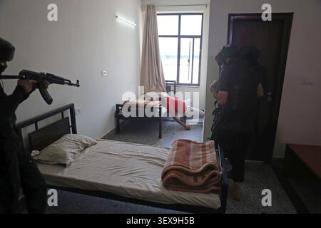 SRINAGAR, INDE - JUIN 30 : le personnel du Groupe d'opérations spéciales (SOG) de la police du Jammu-et-Cachemire prend part à un exercice simulé avant le pèlerinage hindou annuel Amarnath Yatra le 30 juin 2026 dans la banlieue de Srinagar, en Inde. Le pèlerinage annuel de 57 jours au sanctuaire grotte Amarnath de 3 880 mètres de haut devrait commencer le 3 juillet à partir de deux itinéraires, le traditionnel chemin Nunwan-Pahalgam de 48 km dans le district d'Anantnag et le chemin Baltal de 14 km plus court mais plus raide dans le district de Ganderbal. Le premier groupe de pèlerins partira de Bhagwati Nagar Yatri Niwas à Jammu le 2 juillet. (Photo de Waseem et Banque D'Images