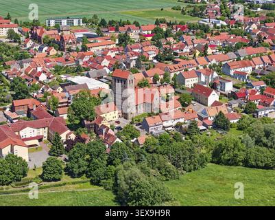 Vue aérienne de la petite ville de Ziesar dans l'ouest du Brandebourg, au premier plan l'église paroissiale luthérienne de Sanctae Crucis. Le Saalkirche est un RO Banque D'Images