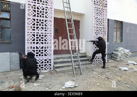 SRINAGAR, INDE - JUIN 30 : le personnel du Groupe d'opérations spéciales (SOG) de la police du Jammu-et-Cachemire prend part à un exercice simulé avant le pèlerinage hindou annuel Amarnath Yatra le 30 juin 2026 dans la banlieue de Srinagar, en Inde. Le pèlerinage annuel de 57 jours au sanctuaire grotte Amarnath de 3 880 mètres de haut devrait commencer le 3 juillet à partir de deux itinéraires, le traditionnel chemin Nunwan-Pahalgam de 48 km dans le district d'Anantnag et le chemin Baltal de 14 km plus court mais plus raide dans le district de Ganderbal. Le premier groupe de pèlerins partira de Bhagwati Nagar Yatri Niwas à Jammu le 2 juillet. (Photo de Waseem et Banque D'Images